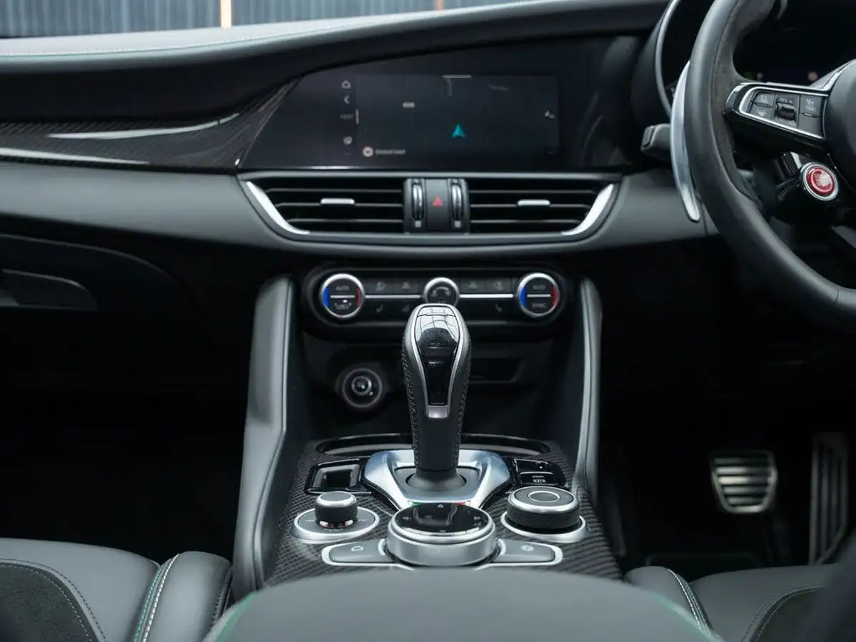 2022-alfa-romeo-giulia-29-biturbo-quadrifoglio-big-44