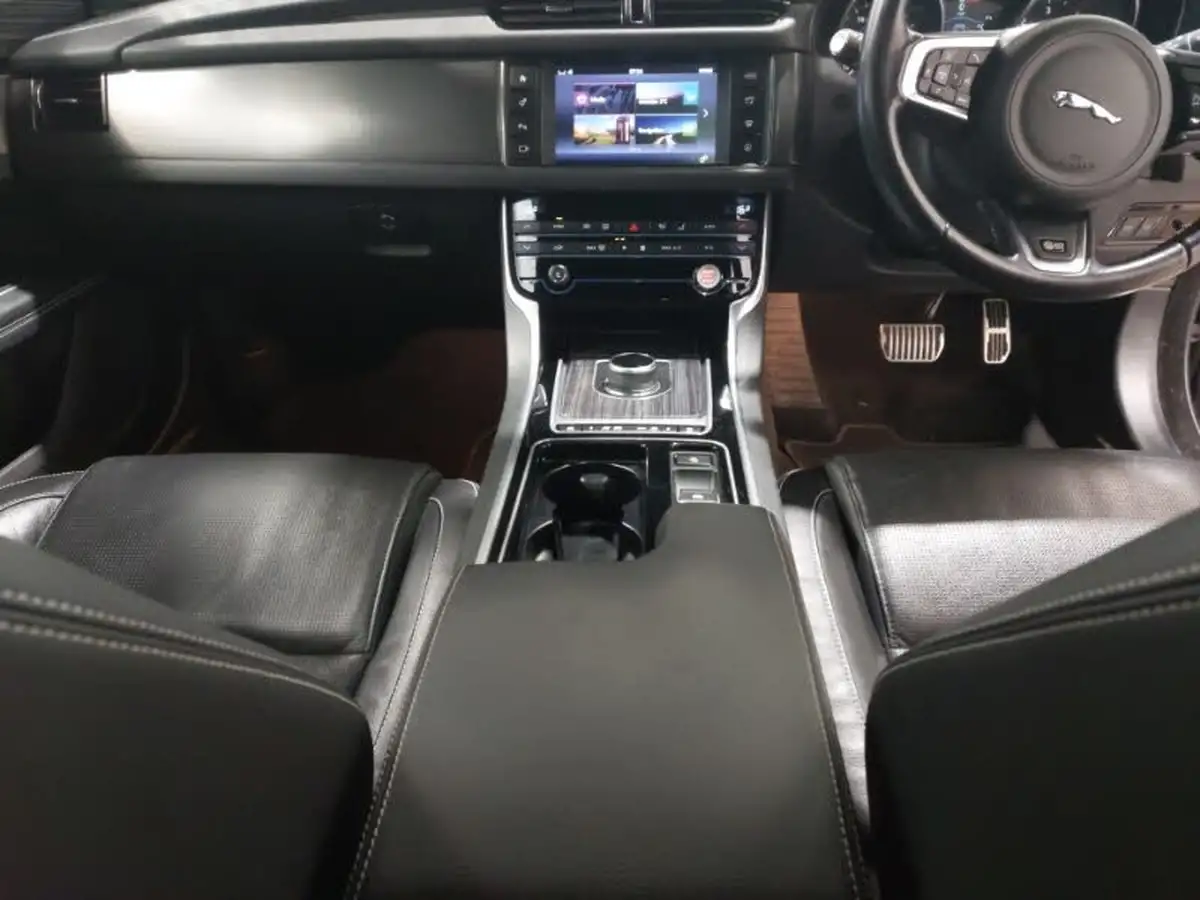 2017-jaguar-xf-30td-saloon-4d-big-10