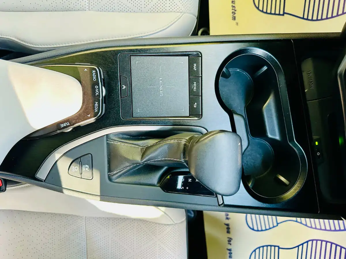 2021-lexus-ux-250h-20-takumi-big-20