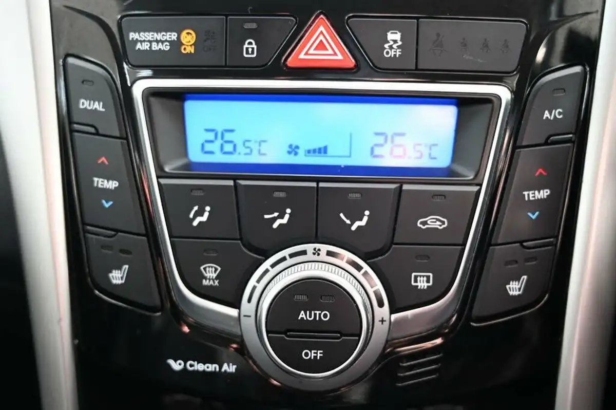 2015-hyundai-i30-16crdi-premium-136ps-blue-drive-hatchback-big-21