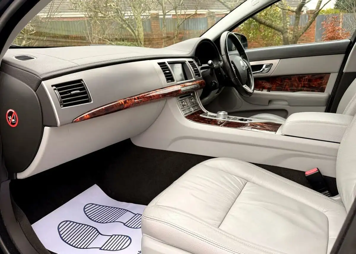 2010-jaguar-xf-30-luxury-big-29