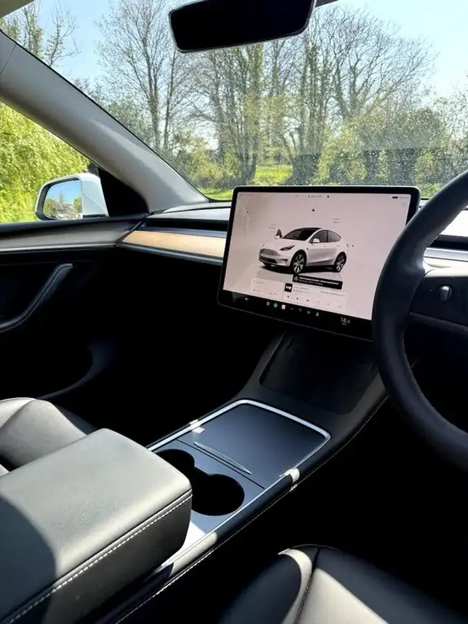 2022-tesla-model-y-e-long-range-big-9