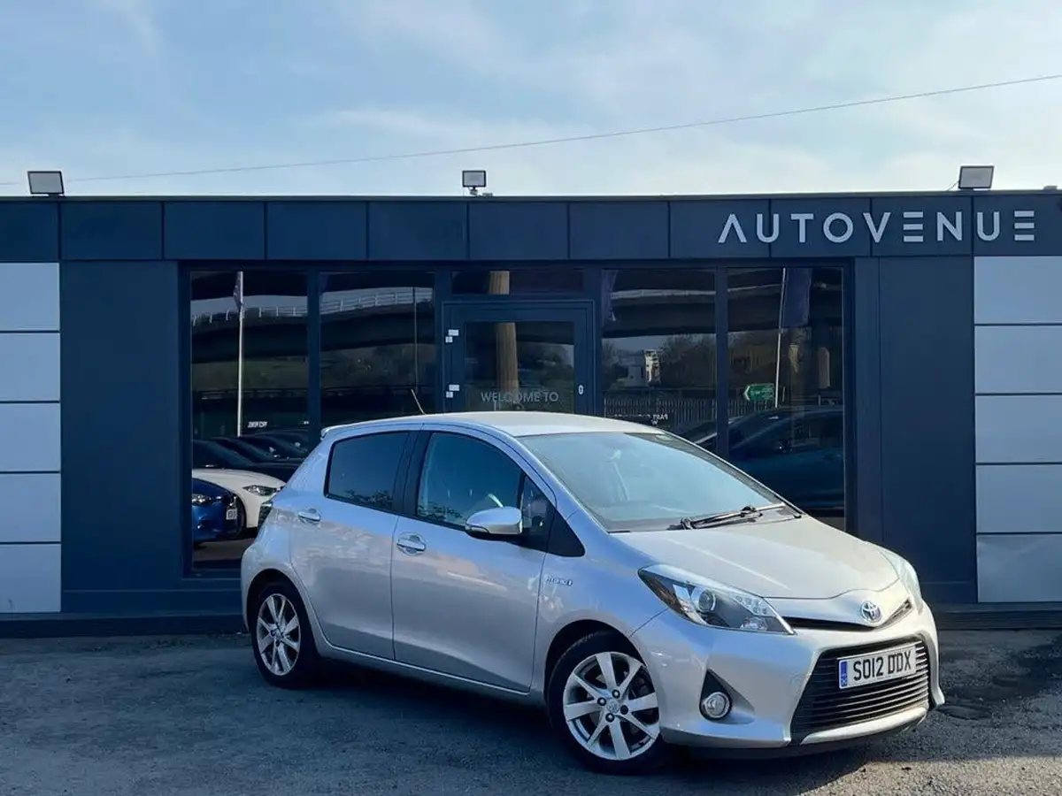 2012-toyota-yaris-15-vvt-i-t-spirit-big-1