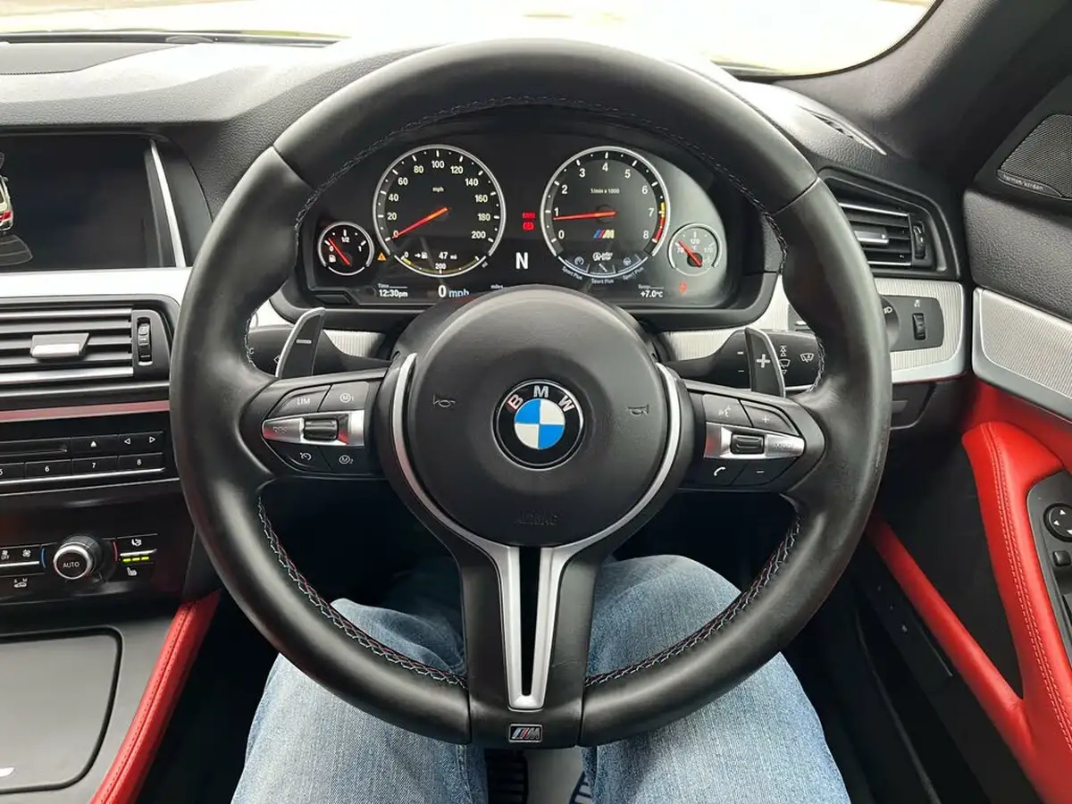 2016-bmw-5-series-44-m5-big-12