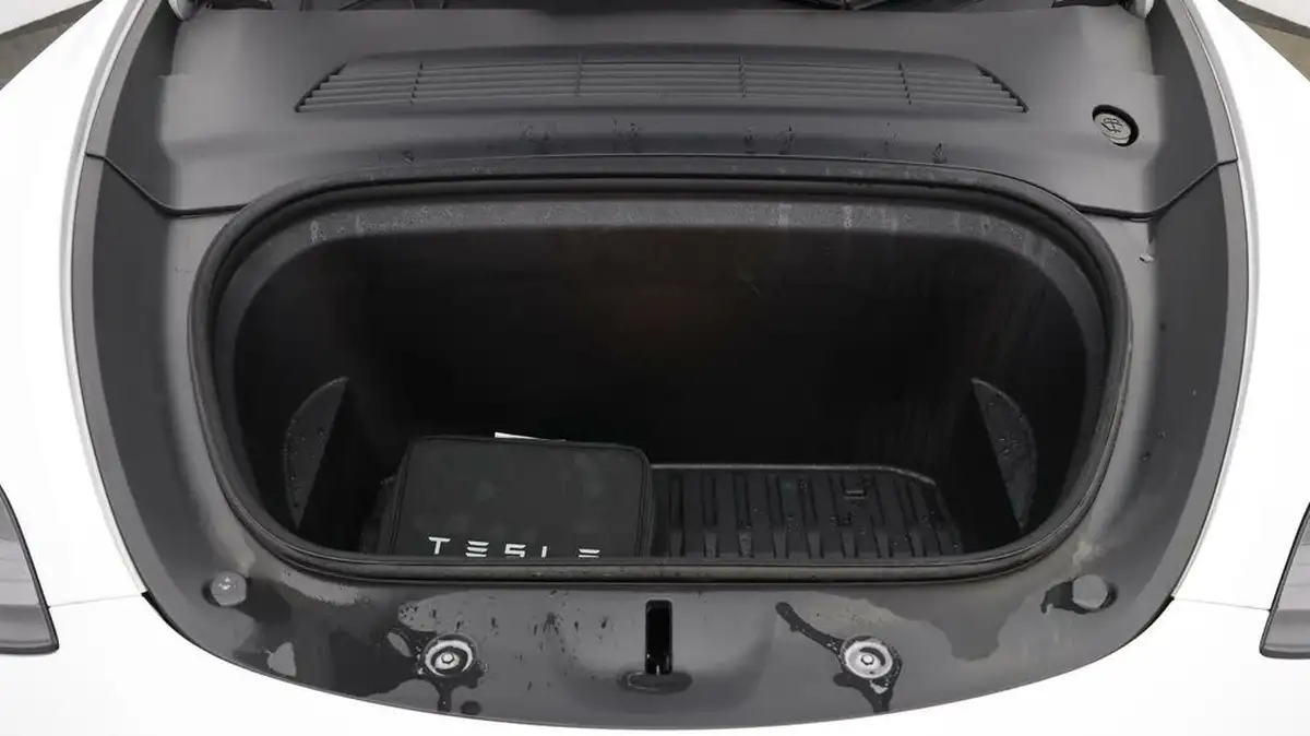 2022-tesla-model-y-e-long-range-big-18