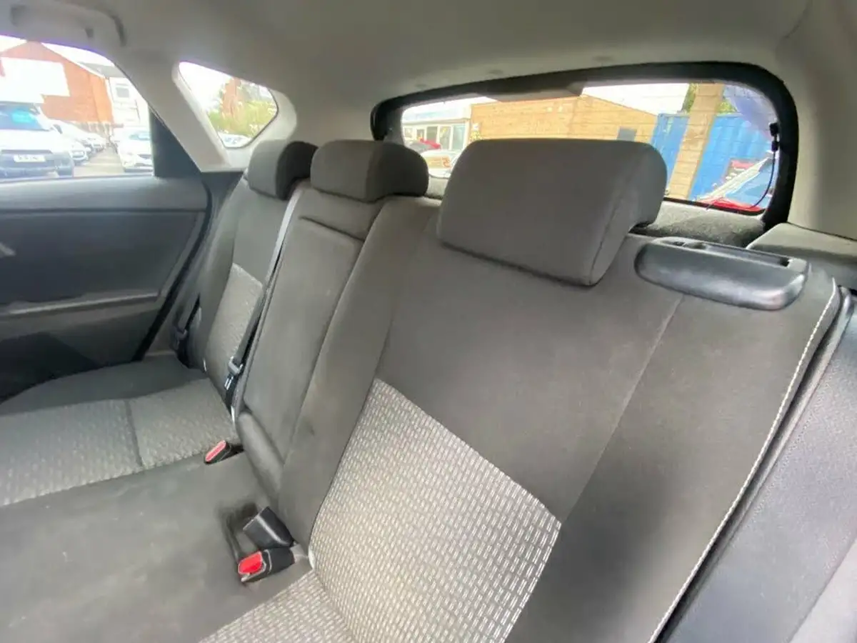2015-toyota-auris-16-icon-plus-hatchback-big-19