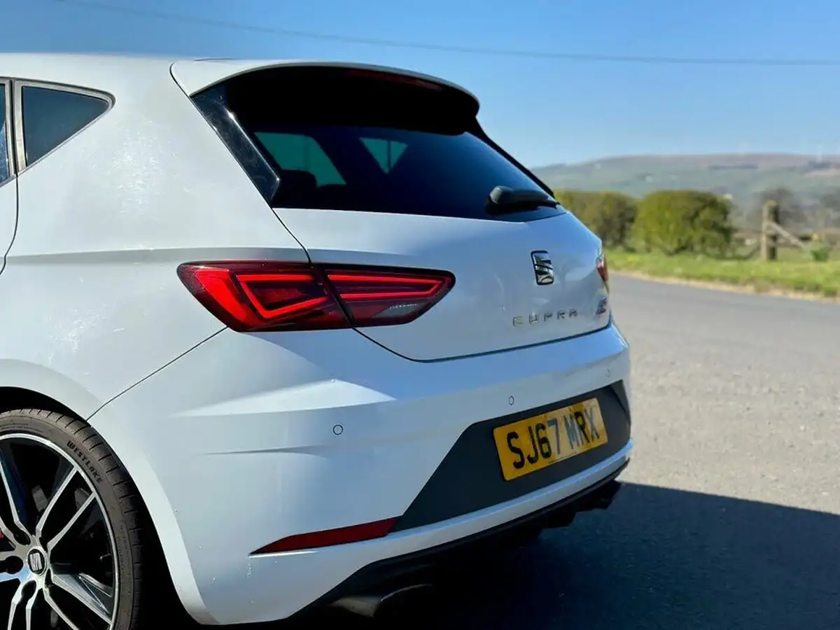 2017-seat-leon-20-tsi-cupra-300-hatchback-5d-big-14