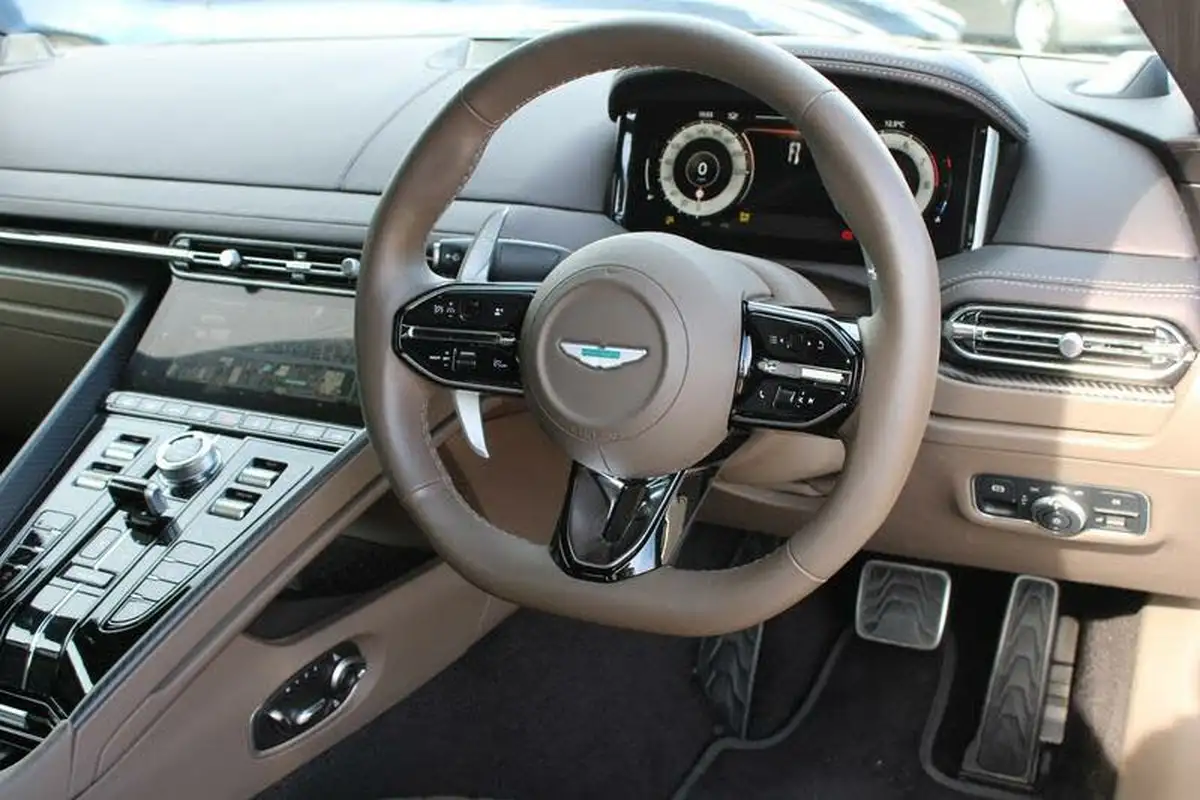 2024-aston-martin-dbs-52-v12-superleggera-volante-big-10