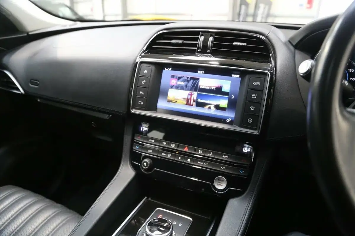2016-jaguar-f-pace-20-i4d-portfolio-awd-auto-big-14