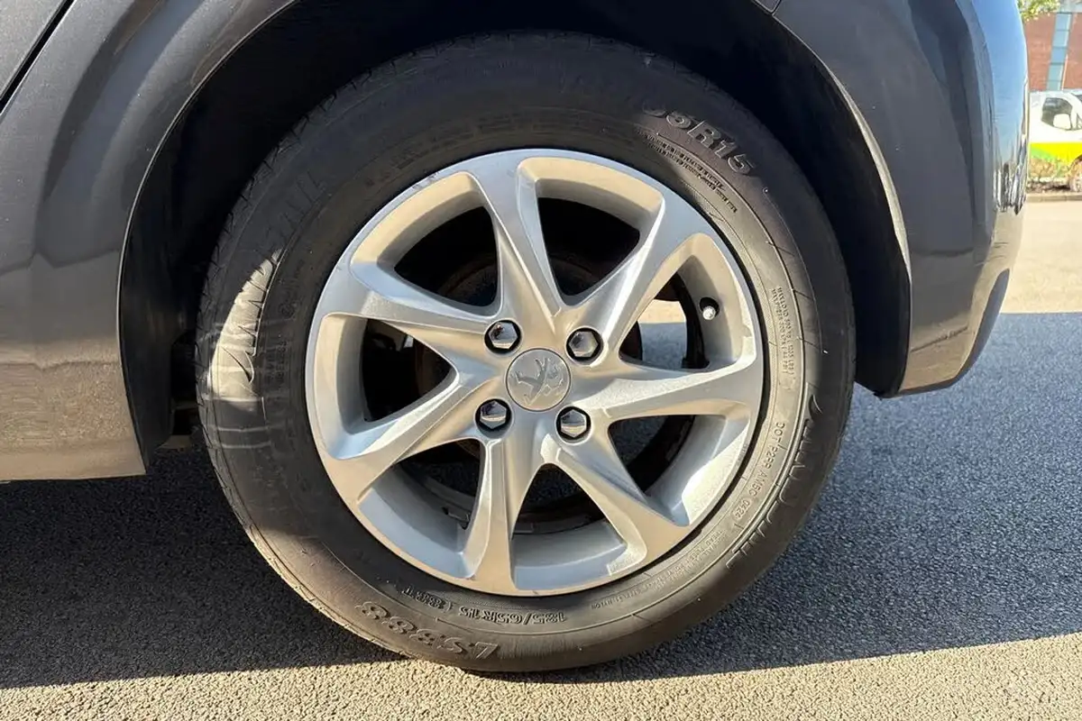 2018-peugeot-208-12-puretech-active-82bhp-ss-big-11