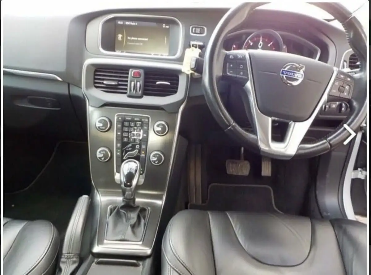 2013-volvo-v40-20td-d3-se-lux-nav-ss-geartronic-big-2