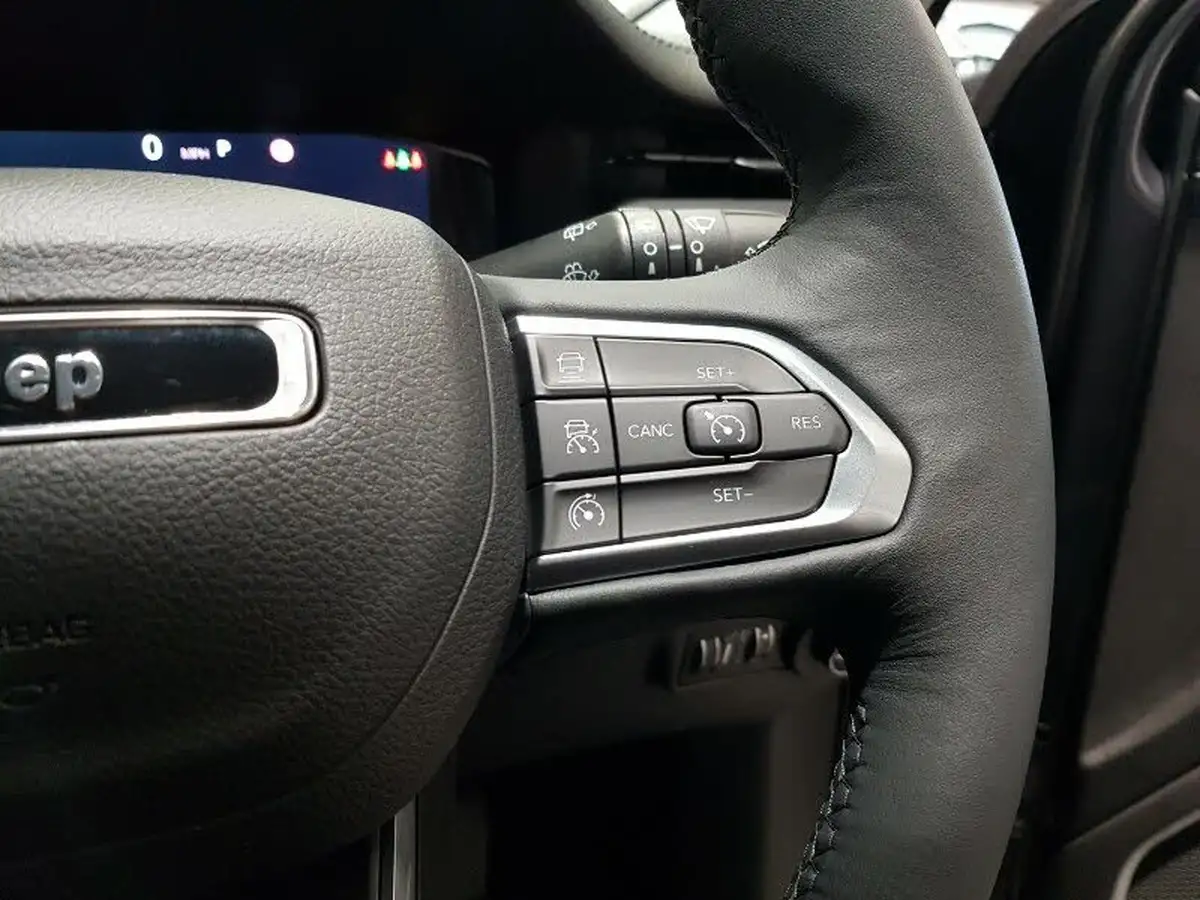 2025-jeep-compass-15-altitude-big-13
