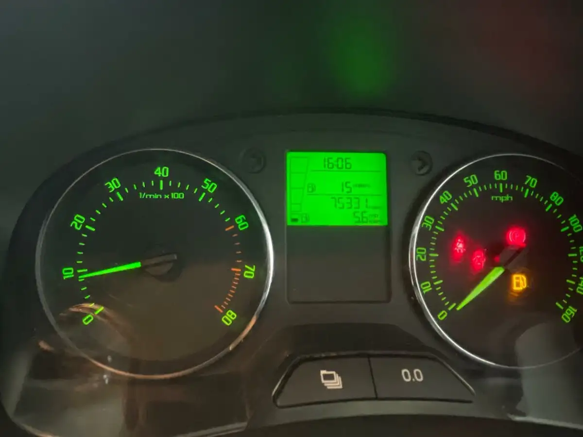 2014-skoda-fabia-12-se-70bhp-hatchback-1198cc-big-24