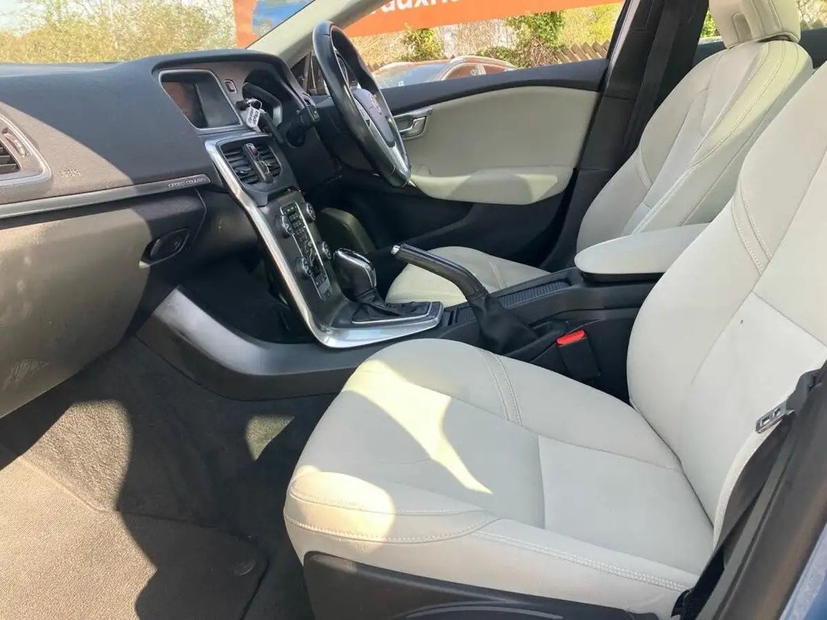 2014-volvo-v40-20td-d3-cross-country-se-nav-geartronic-big-36