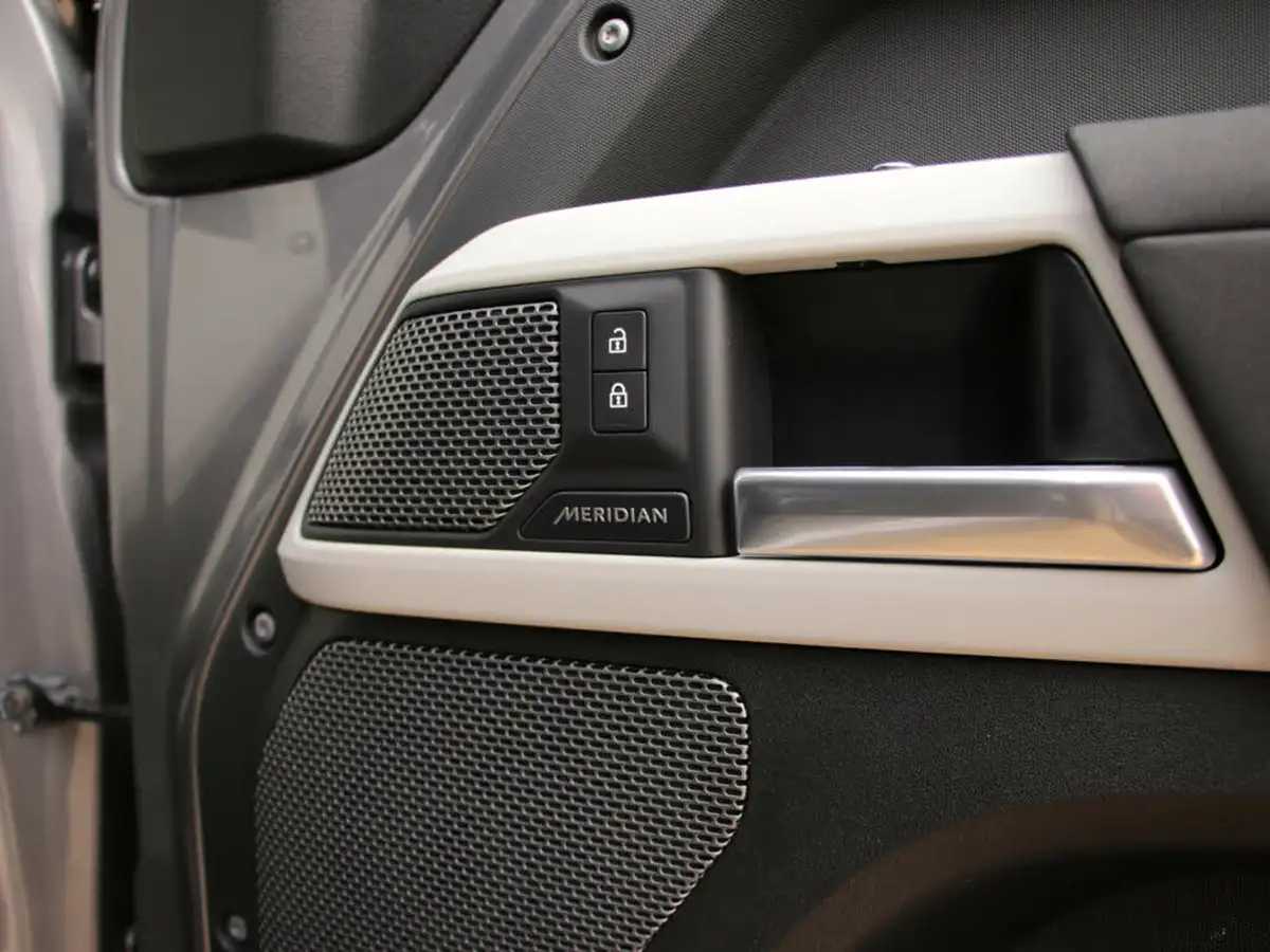 2021-land-rover-110-defender-30-d250-hard-top-se-110-big-16