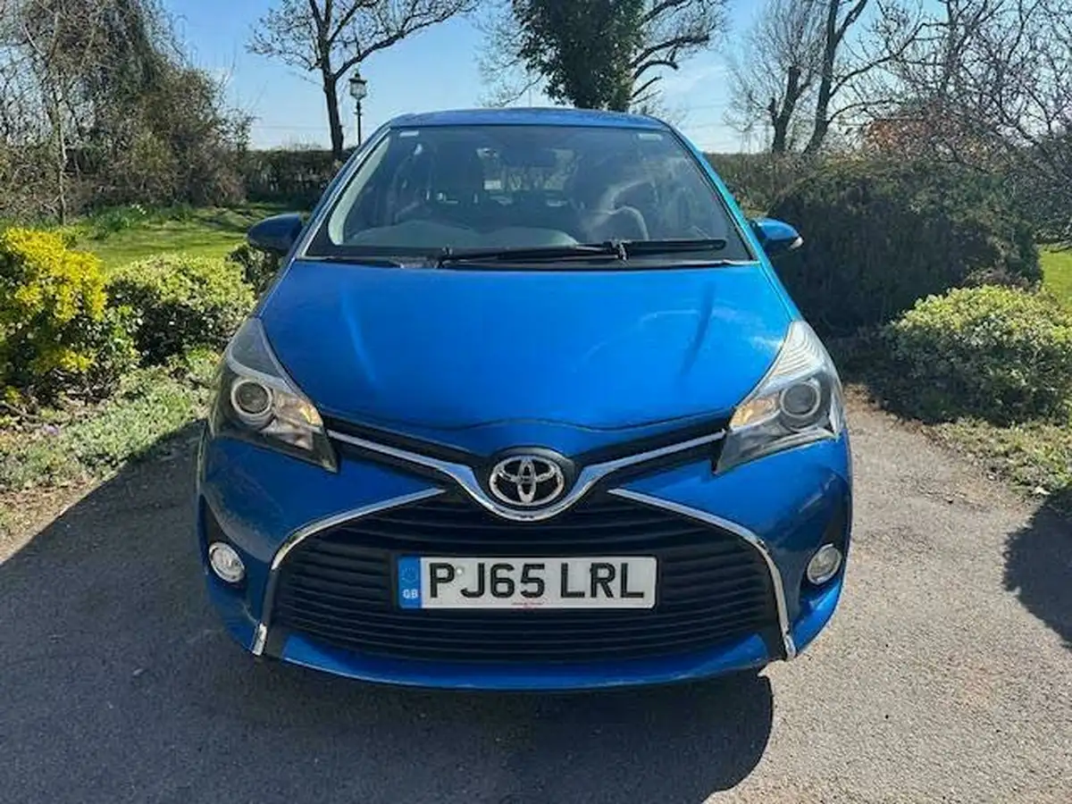 2015-toyota-yaris-133-icon-vvt-i-5d-big-2