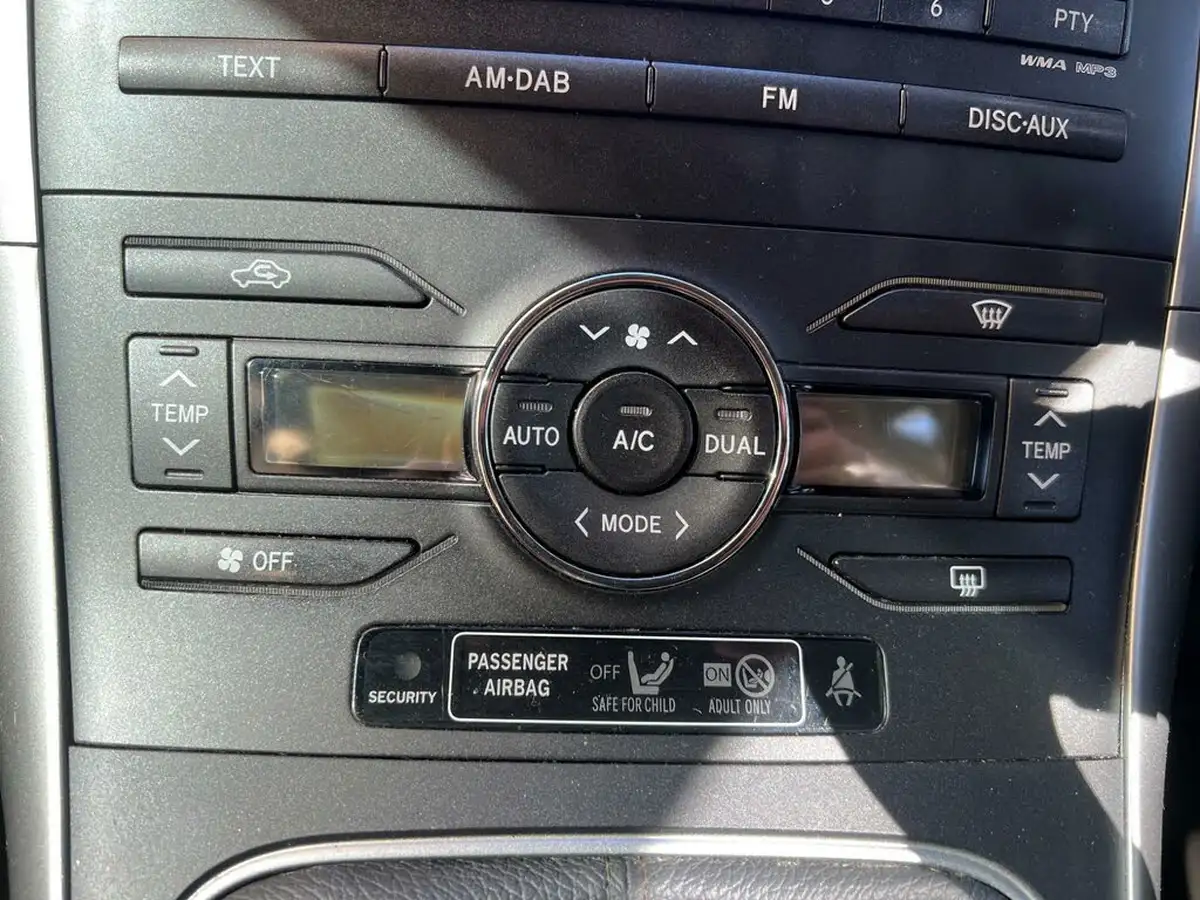 2011-toyota-auris-133-vvt-i-tr-5d-big-13