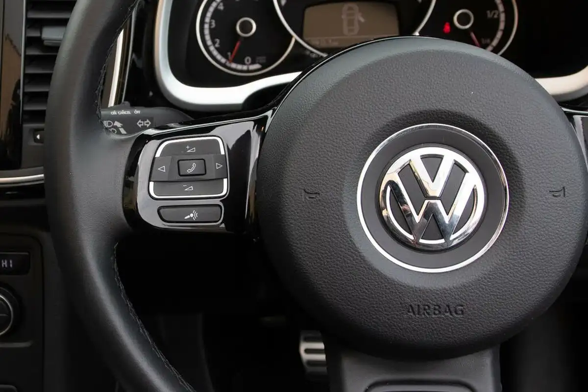 2015-volkswagen-beetle-20tdi-sport-150ps-bmtss-cabriolet-2d-dsg-big-18