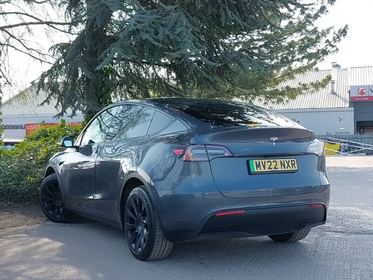 2022-tesla-model-y-e-long-range-big-1