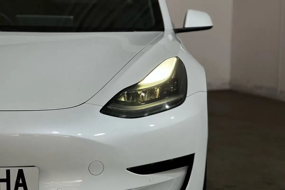 2021-tesla-model-3-e-long-range-awd-big-15
