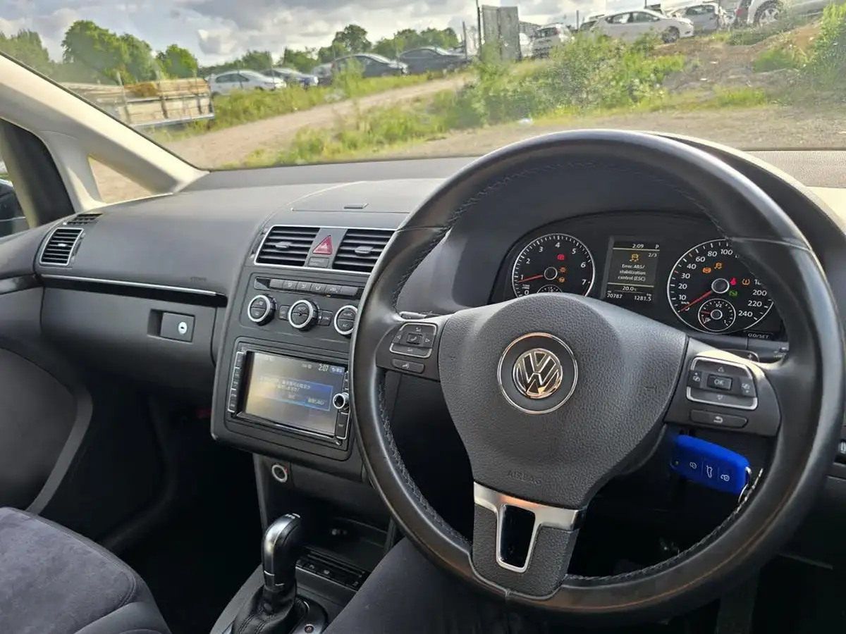 2014-volkswagen-touran-big-34
