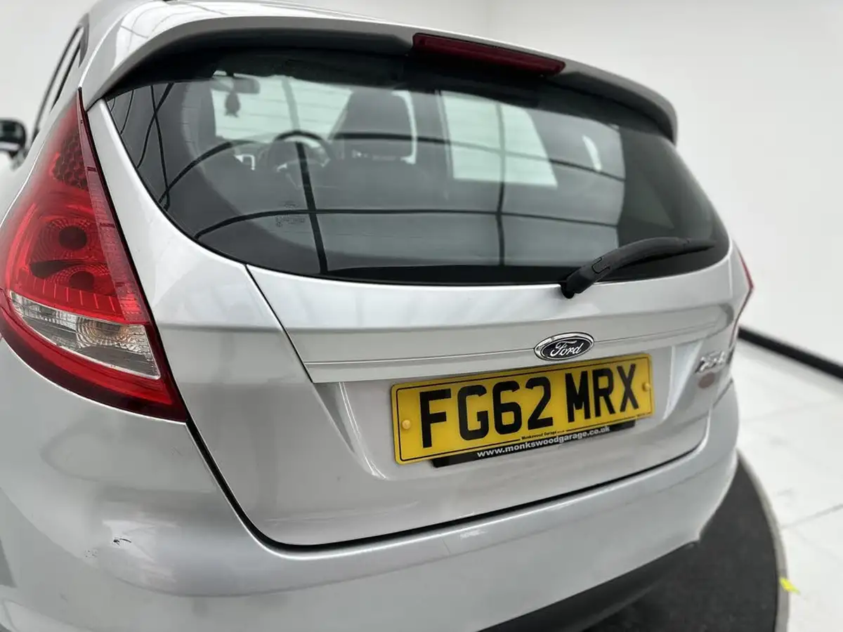 2012-ford-fiesta-125-zetec-5d-big-38