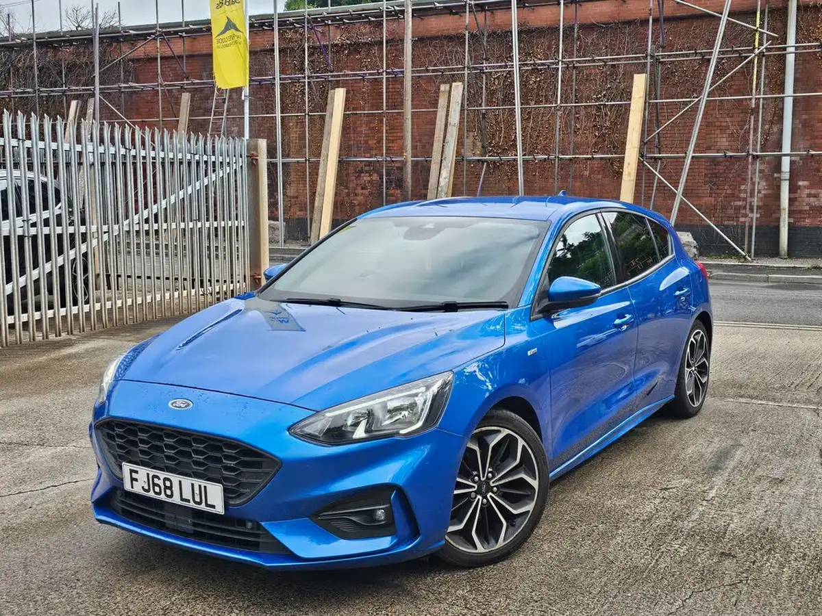 2018-ford-focus-10t-st-line-x-125ps-hatchback-big-1
