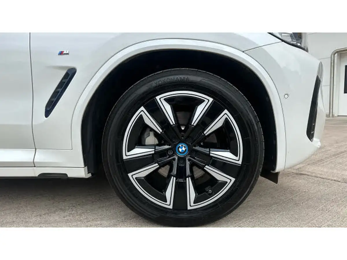 2022-bmw-ix3-e-m-sport-big-13