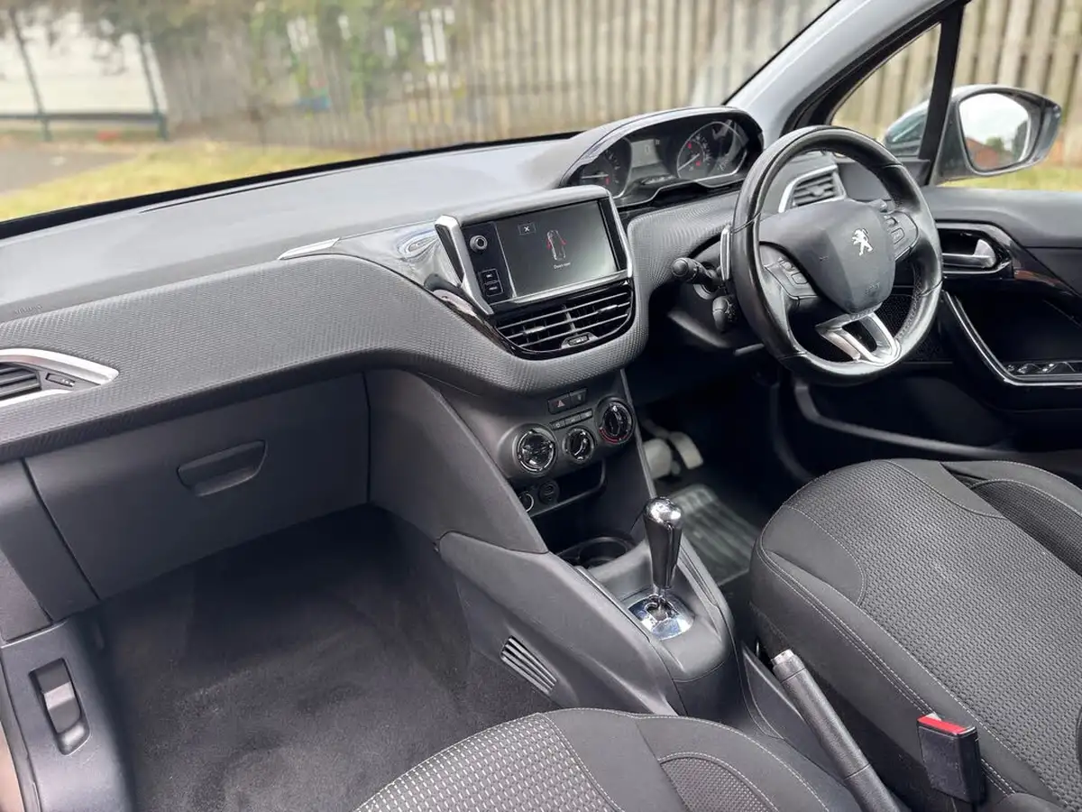 2015-peugeot-208-12-puretech-allure-82bhp-ss-3d-etg5-big-18