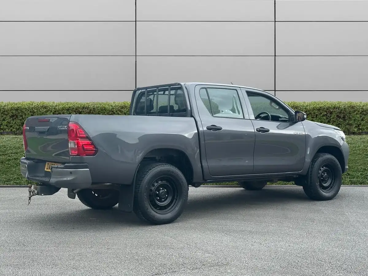 2019-toyota-hi-lux-24d-4d-active-150hpeu6dt-e-32t-double-pick-up-big-6
