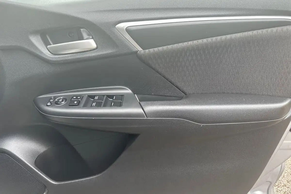 2018-honda-jazz-13-i-vtec-ex-navi-cvt-big-27