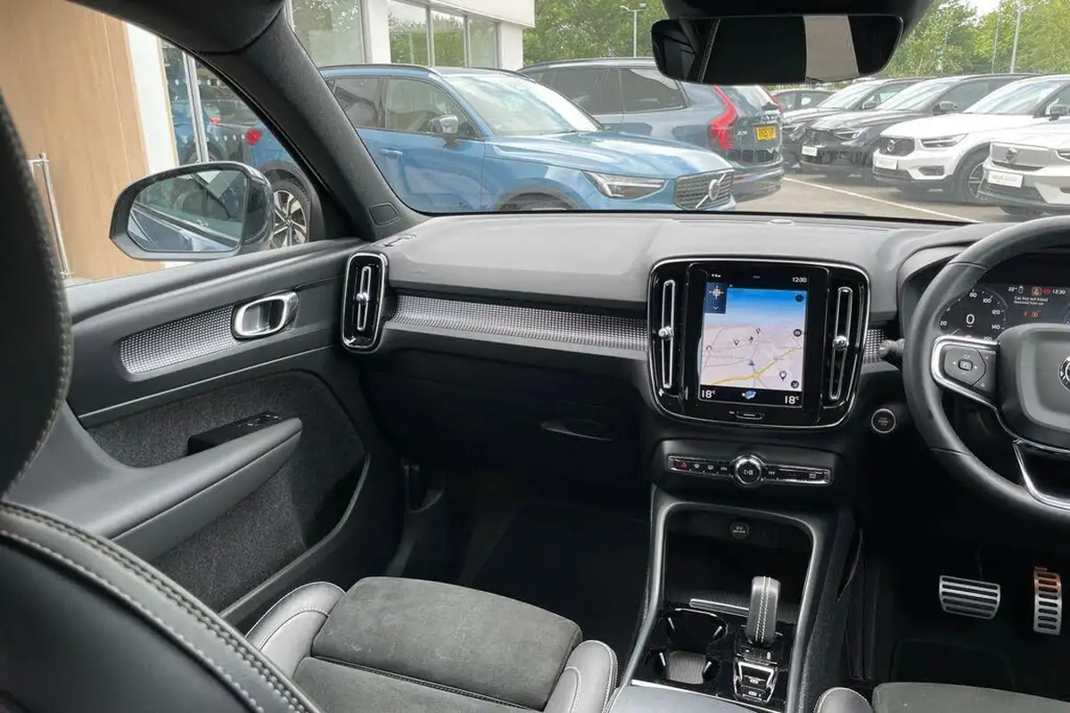 2022-volvo-xc40-15-t4-r-design-big-30