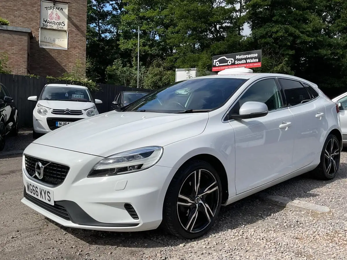 2016-volvo-v40-20td-d2-r-design-pro-big-0