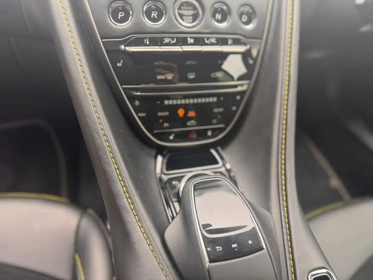 2022-aston-martin-db11-40-v8-528bhp-ss-big-24