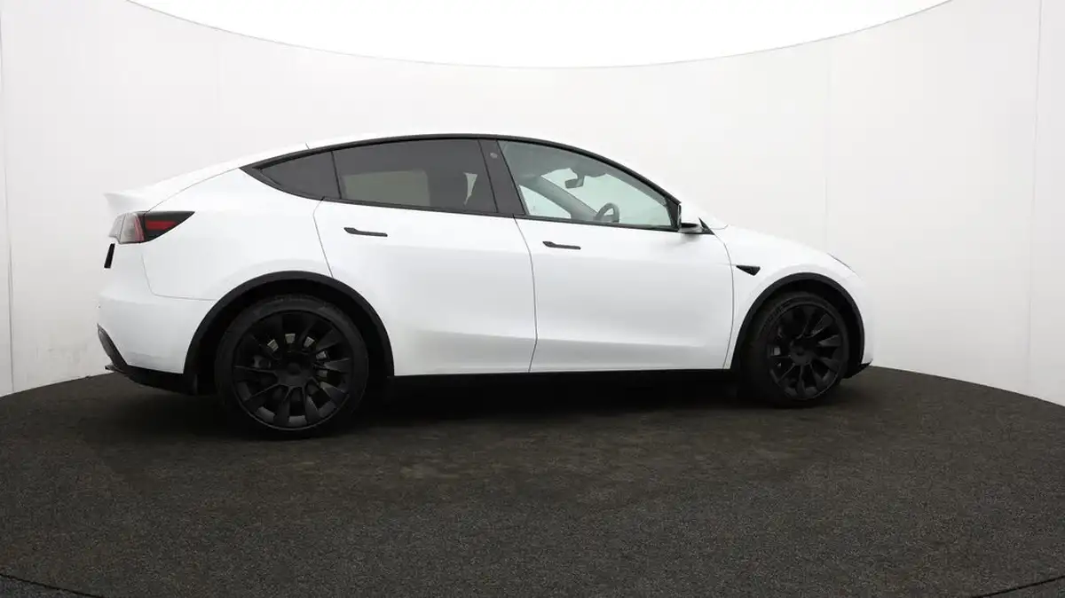 2023-tesla-model-y-e-rwd-big-40