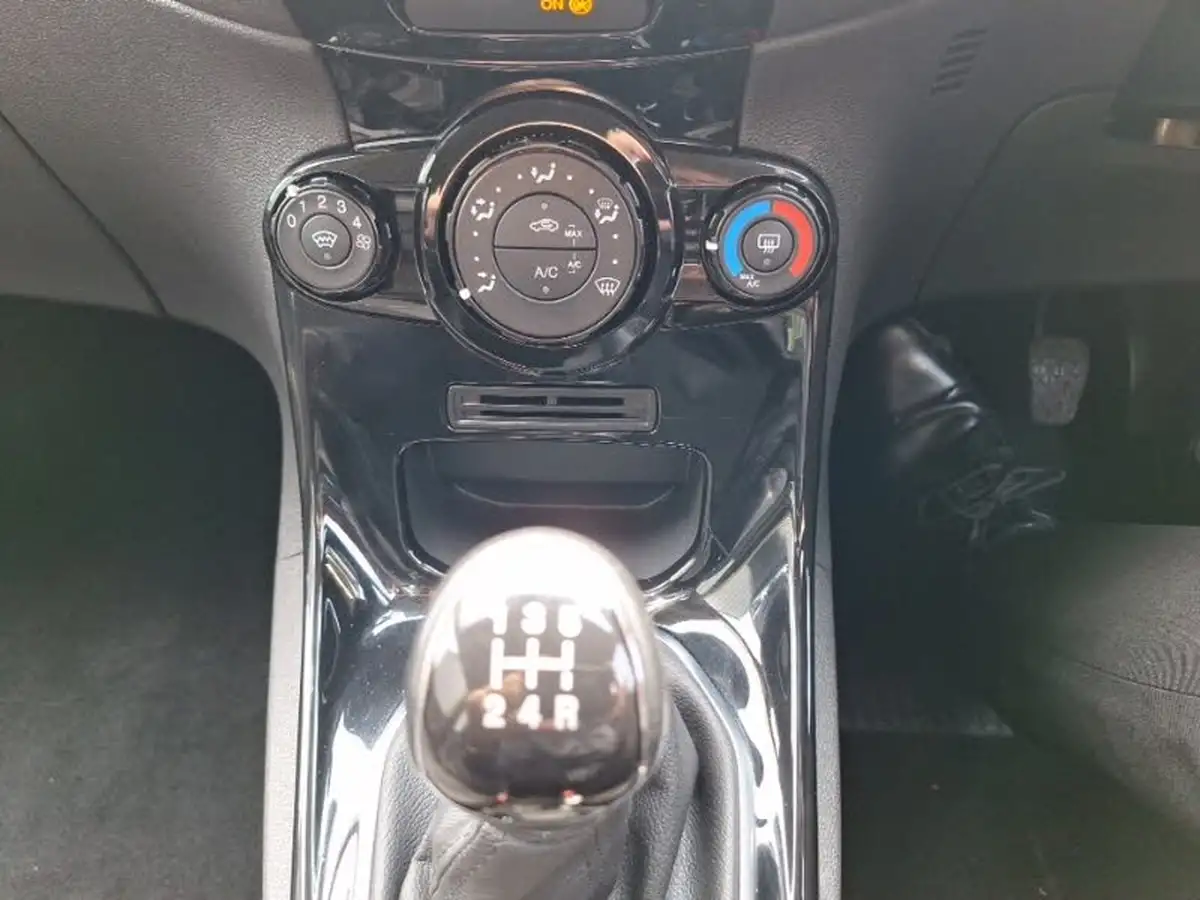 2016-ford-fiesta-125-zetec-5d-big-13