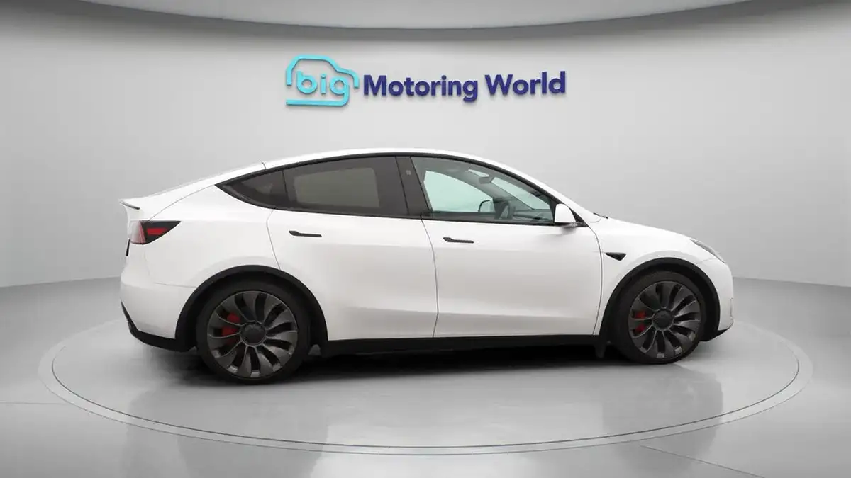 2024-tesla-model-y-e-performance-big-8