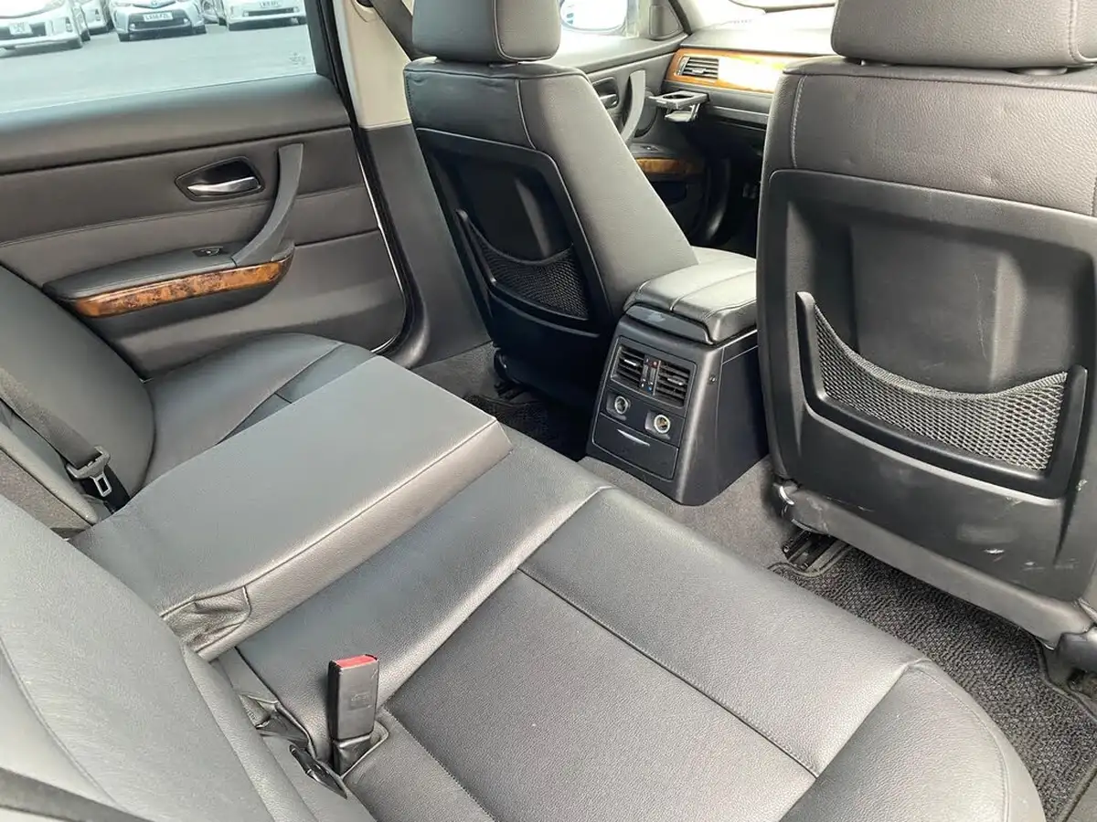 2009-bmw-3-series-big-33