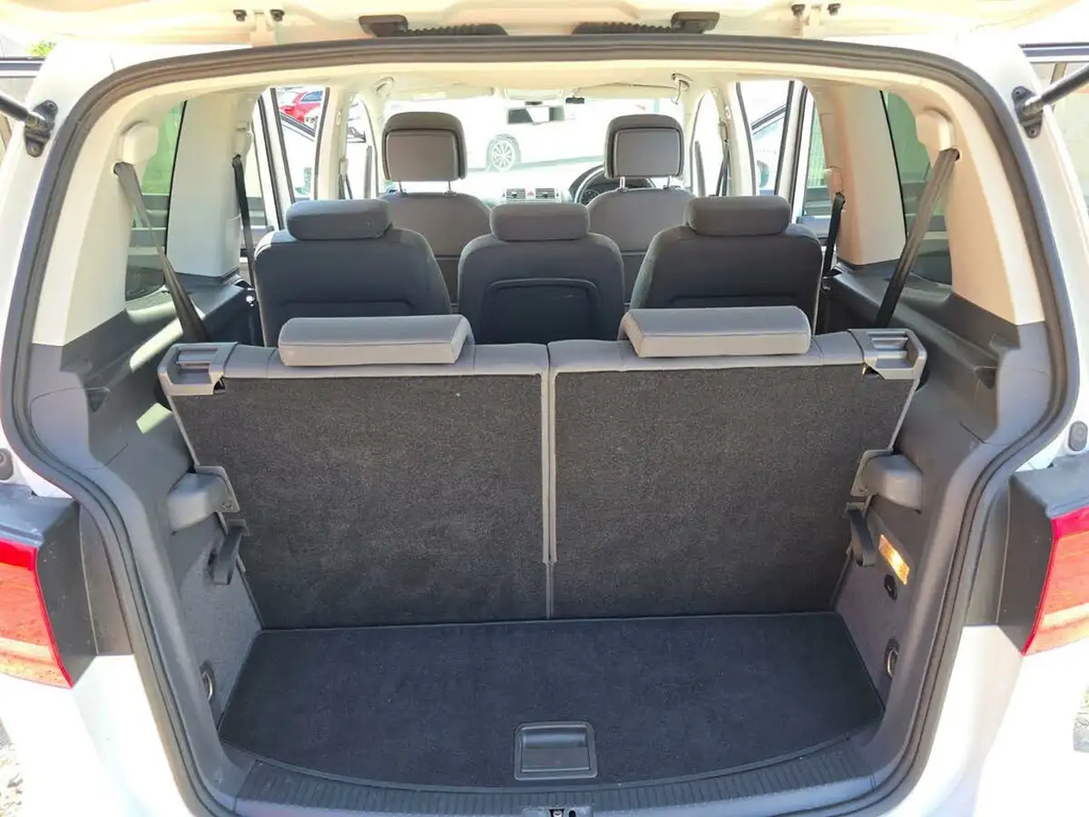 2014-volkswagen-touran-big-37