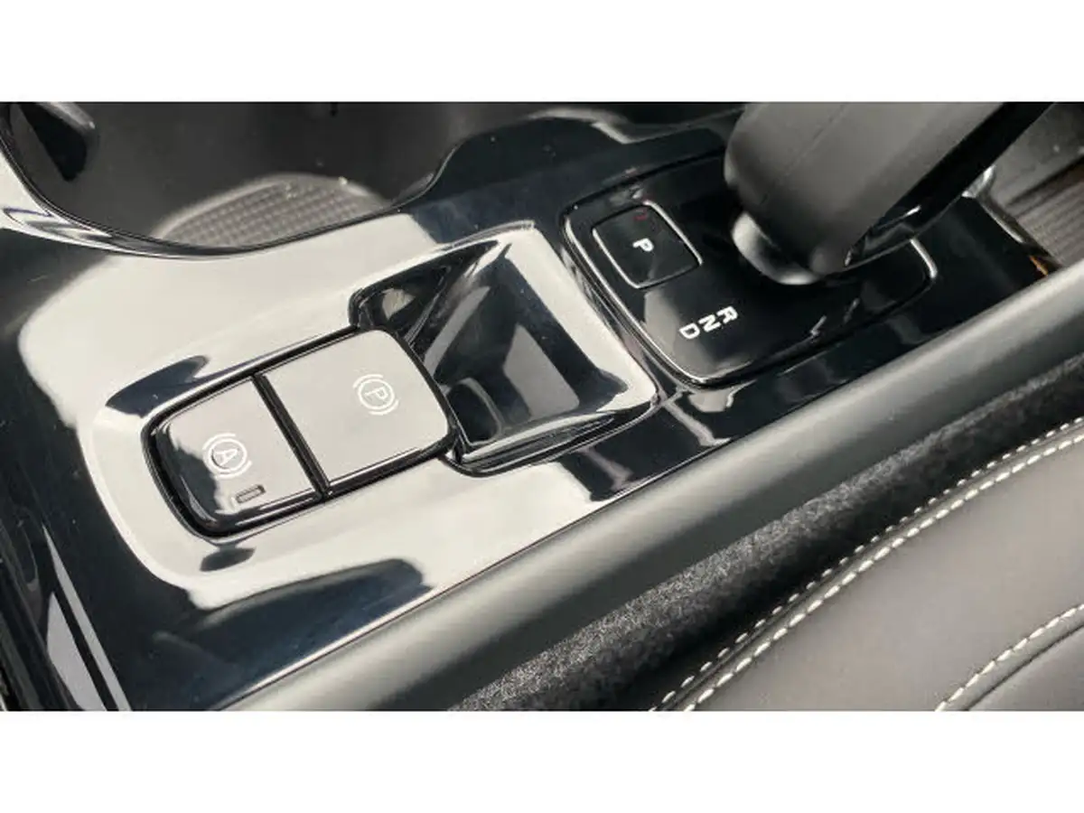 2024-volvo-xc40-20-b3-ultra-black-edition-big-35