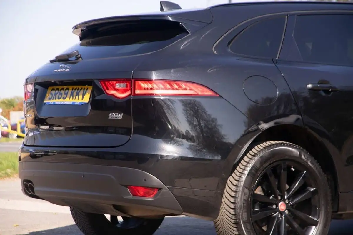 2019-jaguar-f-pace-20-i4d-chequered-flag-180ps-big-41