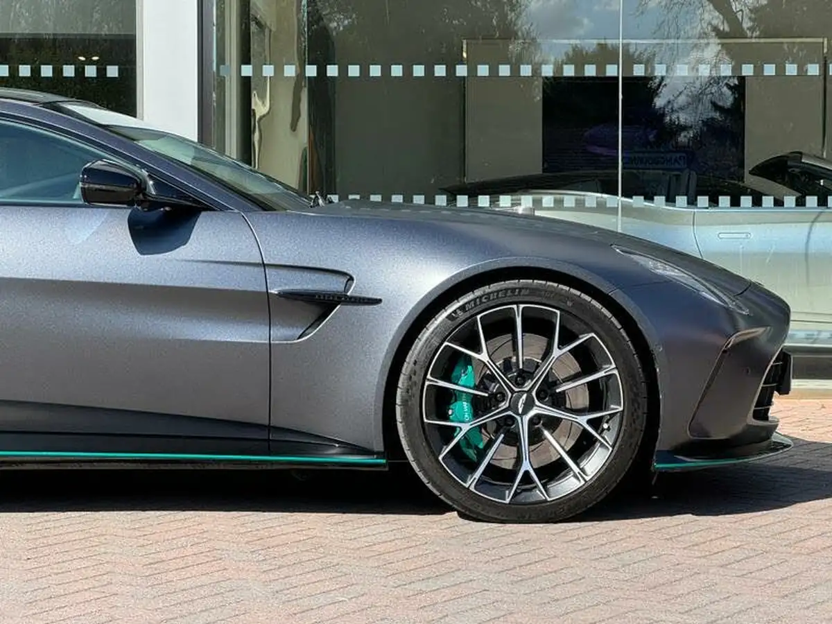 2024-aston-martin-vantage-big-15
