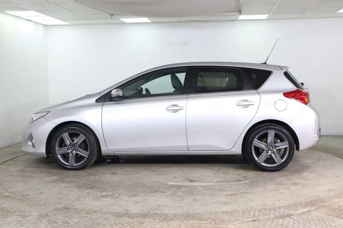 2014-toyota-auris-16-excel-hatchback-multidrive-s-big-7
