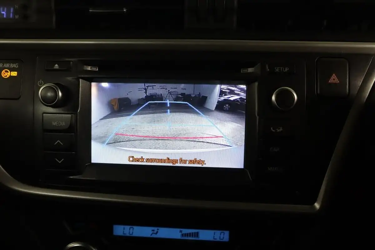 2014-toyota-auris-16-excel-hatchback-multidrive-s-big-35