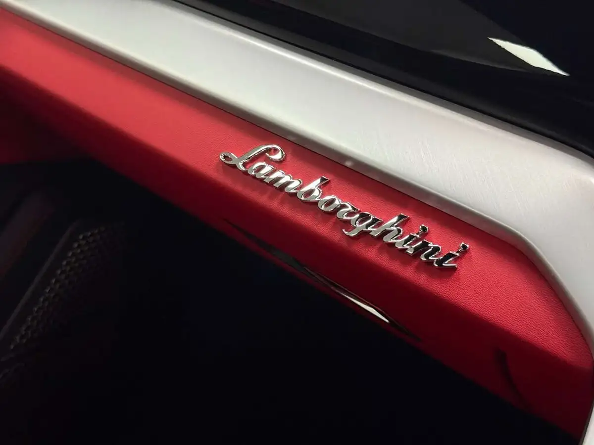 2019-lamborghini-urus-40-no-trim-big-40