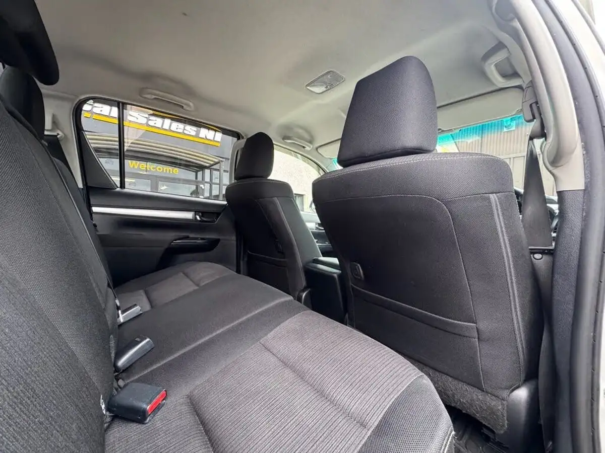 2019-toyota-hi-lux-24d-4d-invincible-150hpeu6dt-e-32t-auto-big-10