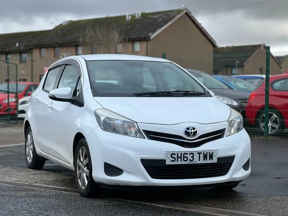 2013-toyota-yaris-133-tr-vvt-i-5d-big-0