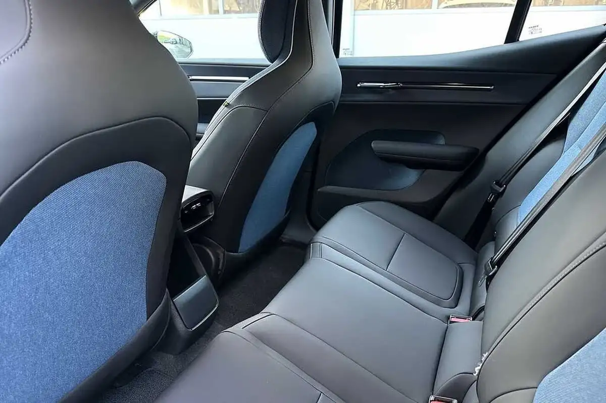 2024-volvo-ex30-e-single-motor-plus-extended-range-big-39