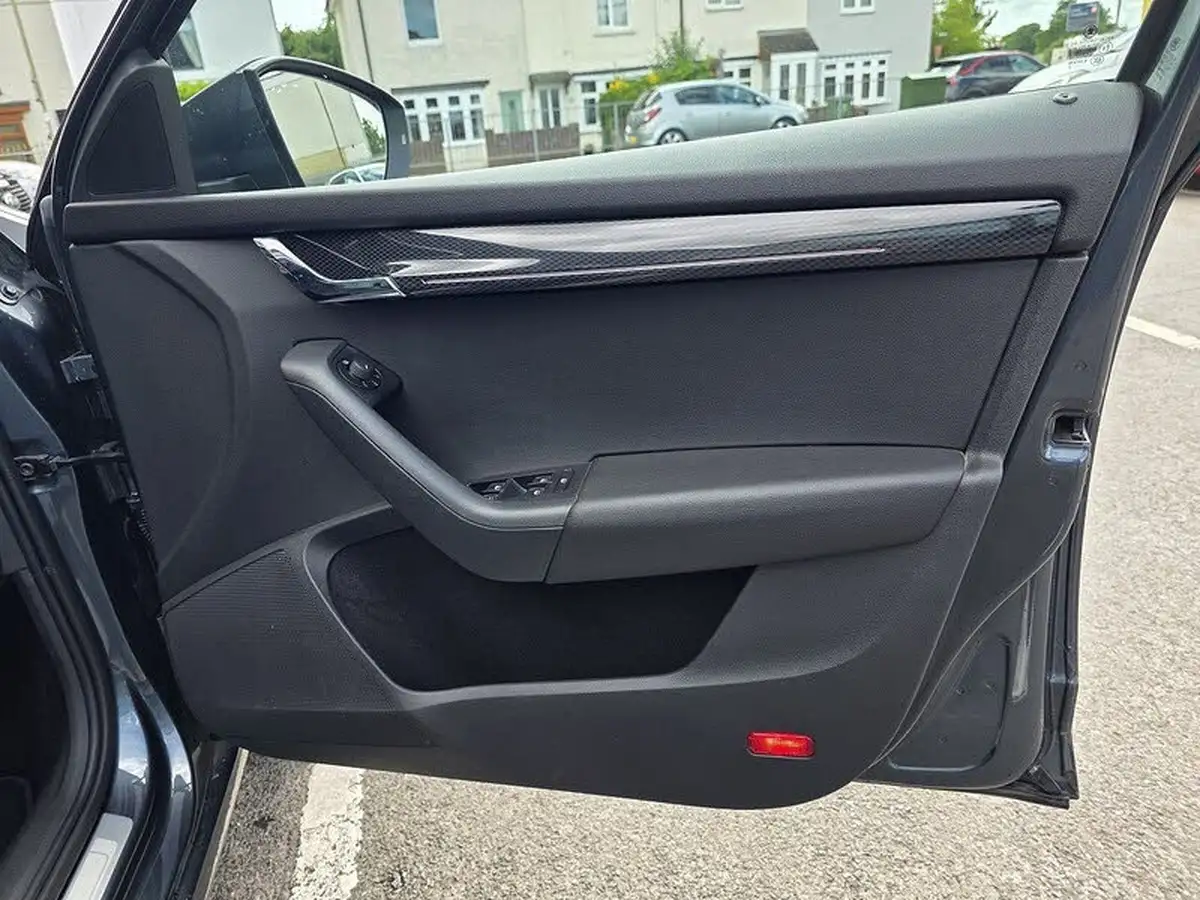 2017-skoda-octavia-20tdi-vrs-estate-big-23
