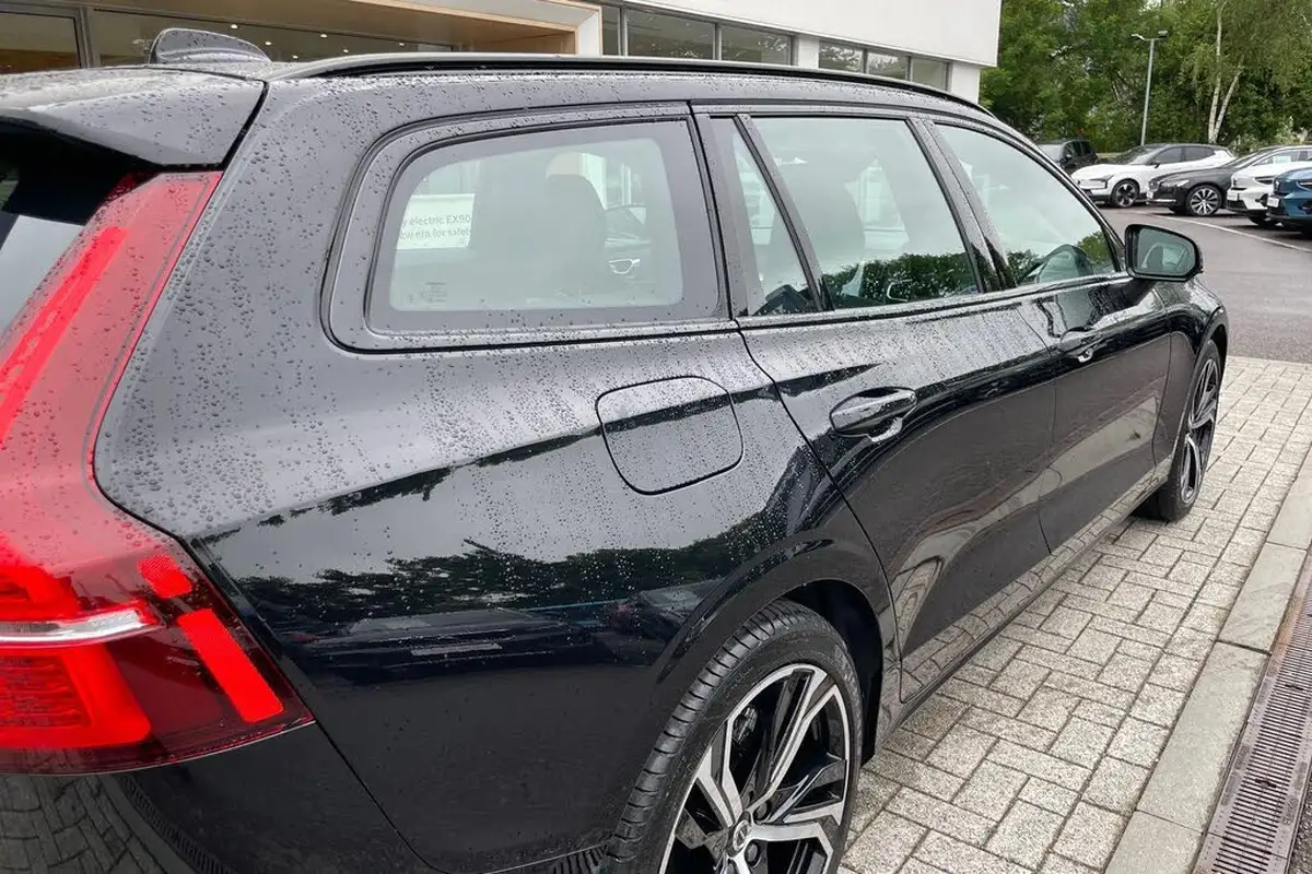 2025-volvo-v60-20-b4-plus-station-wagon-big-13